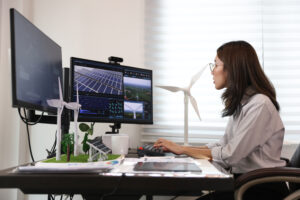 conception assistée par ordinateur. Femme asiatique qui modélise la performance d'une turbine d'éolienne.
