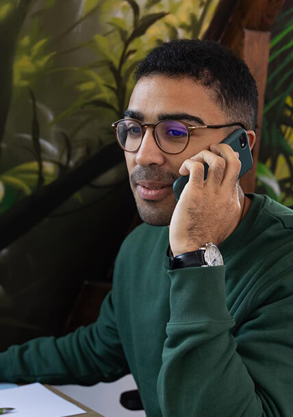 Un recruteur au téléphone
