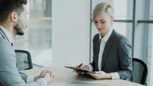 Entretien d'embauche entre une recruteuse et un candidat dans un bureau